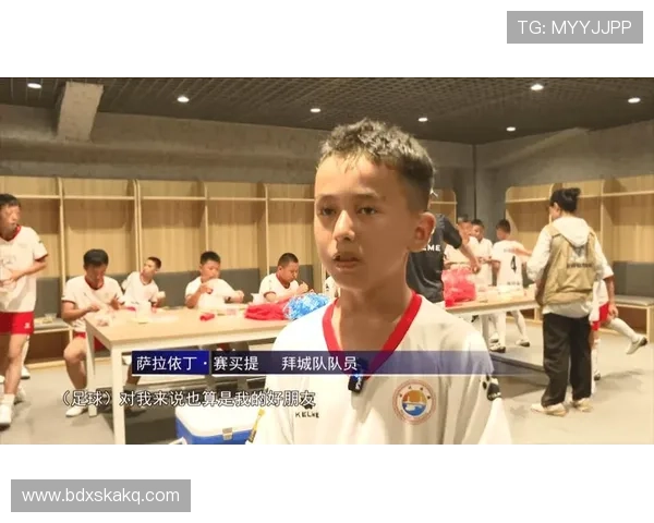 外国小孩模仿球星名字踢足球 他们如何将梦想与偶像结合