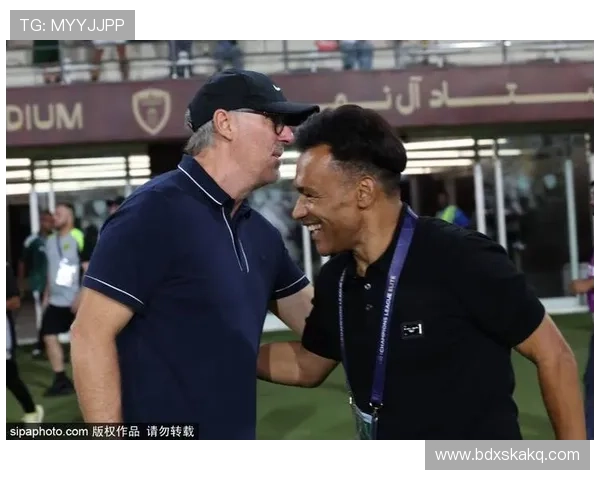 篮球巨星挑战足球赛场跨界之旅揭秘明星球员如何在绿茵场展现不同风采